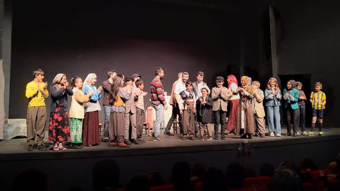Ortaokul Öğrencilerimizin hazırladığı Komşu Köyün Delisi adlı tiyatro oyunu Van DT'de sahnelendi